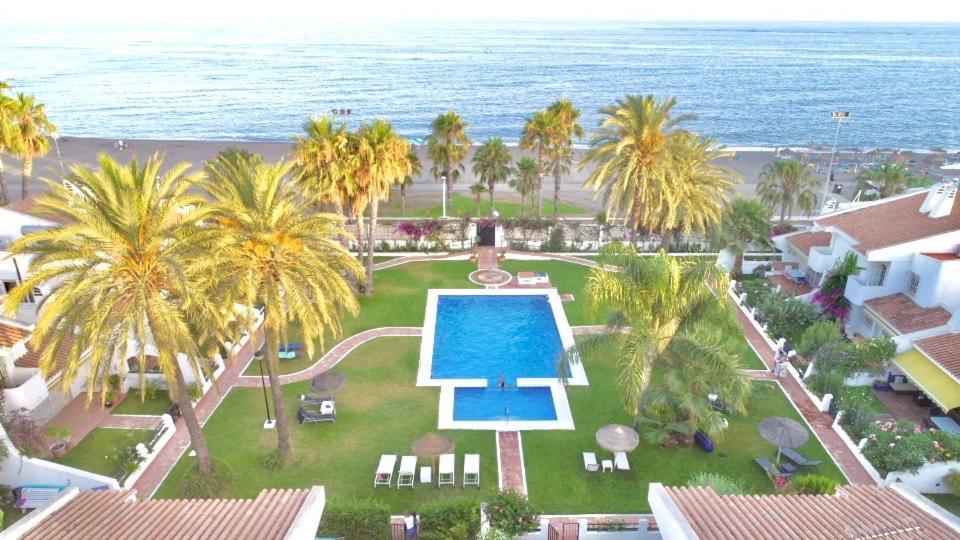 Beachfront Oasis In Costa Del Sol. カレタ・デ・ベレス エクステリア 写真